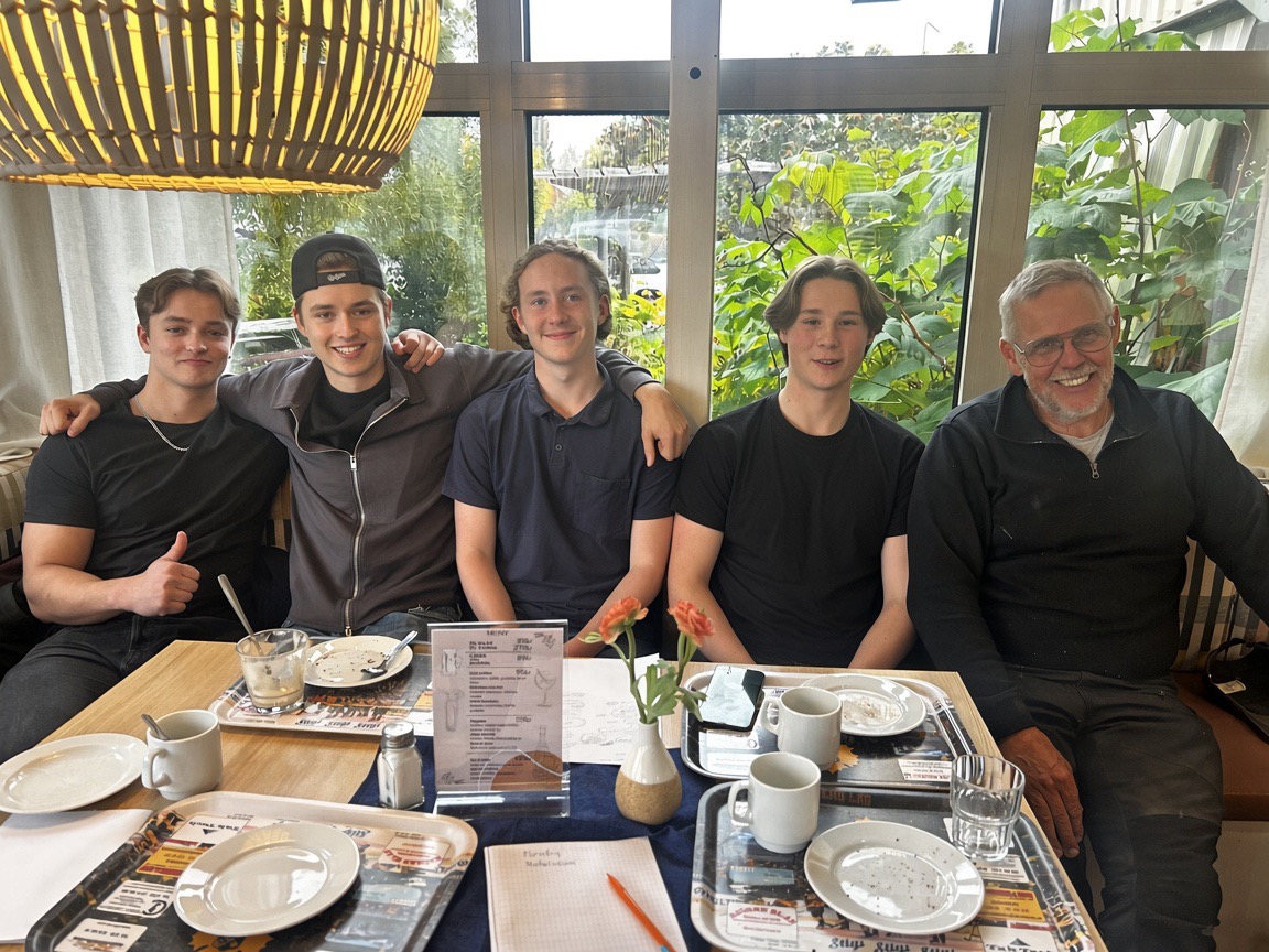 Teamet bakom Gåvor i Norr UF på lunch tillsammans
